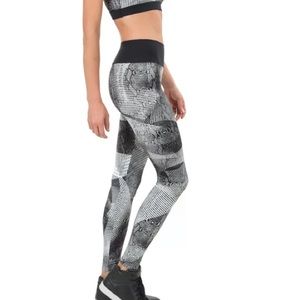 Bella falconi live! Fitness leggings yoga pants snakeskin animal print
